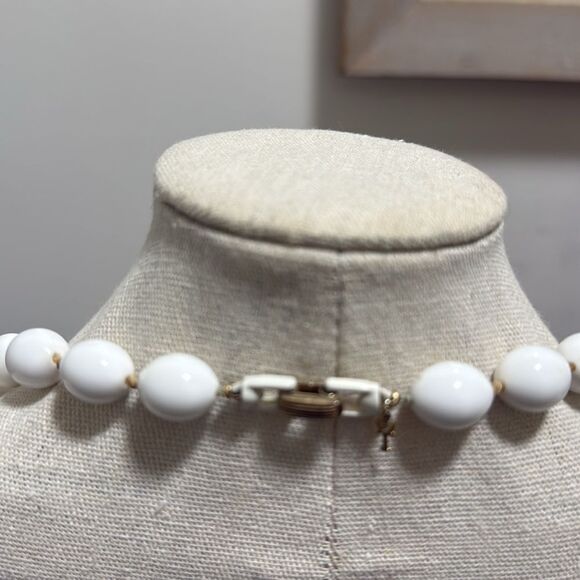 Vintage Crown Trifari White Lucite Bead Necklace & 2 Strand Matching Bracelet. - Picture 3 of 7